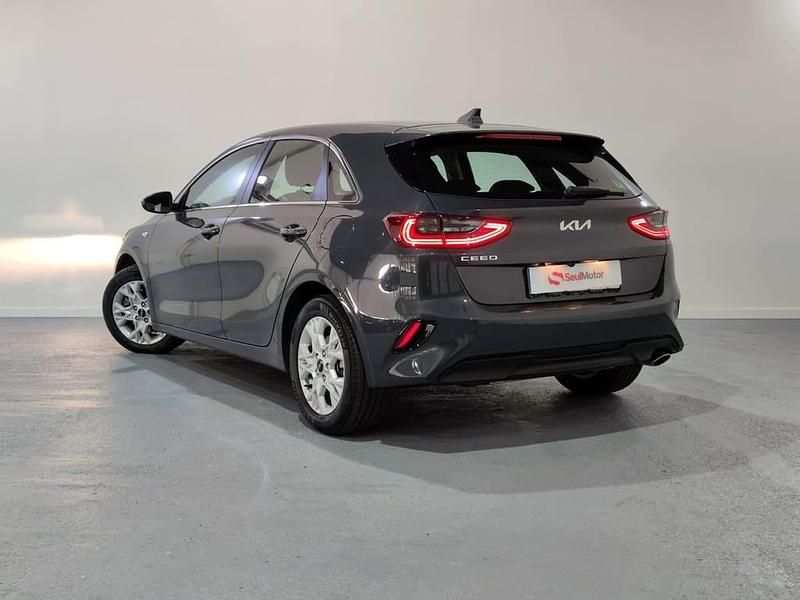 Usado Kia Ceed 120 CV (88 kW) 2024 Gris / plata Utilitario