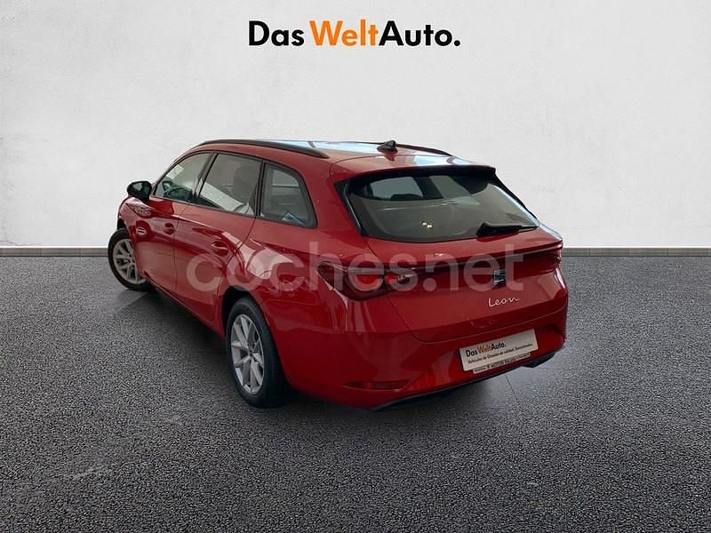 Usado Seat Leon Style 110 CV (80 kW) 2022 Rojo Familiar