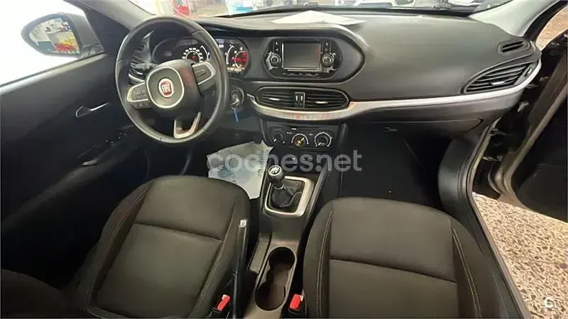 Usado Fiat Tipo Easy 95 CV (69 kW) 2019 Beige Berlina