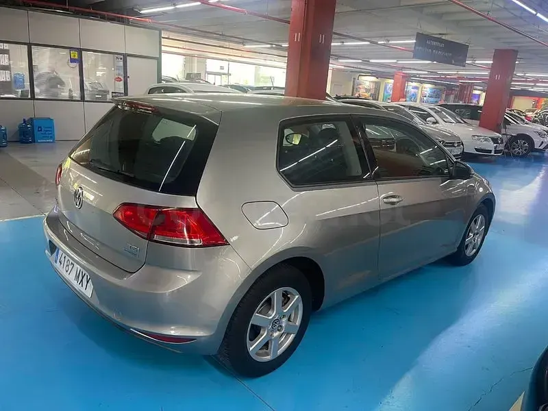 Usado VW Golf VII Edition 105 CV (77 kW) 2014 Gris / plata Berlina