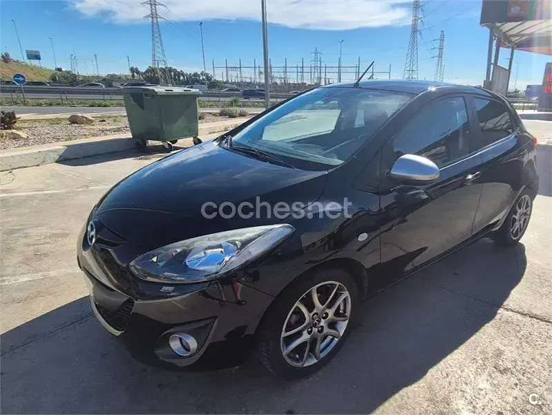 Usado Mazda 2 75 CV (55 kW) 2014 Negro Berlina