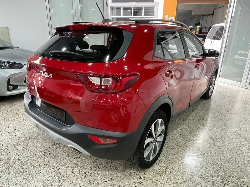 Usado Kia Stonic 100 CV (73 kW) 2022 Rojo SUV