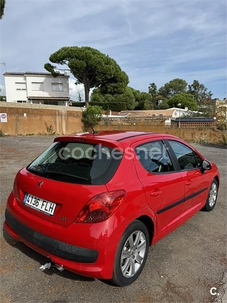 Usado Peugeot 207 90 CV (66 kW) 2007 Rojo Berlina