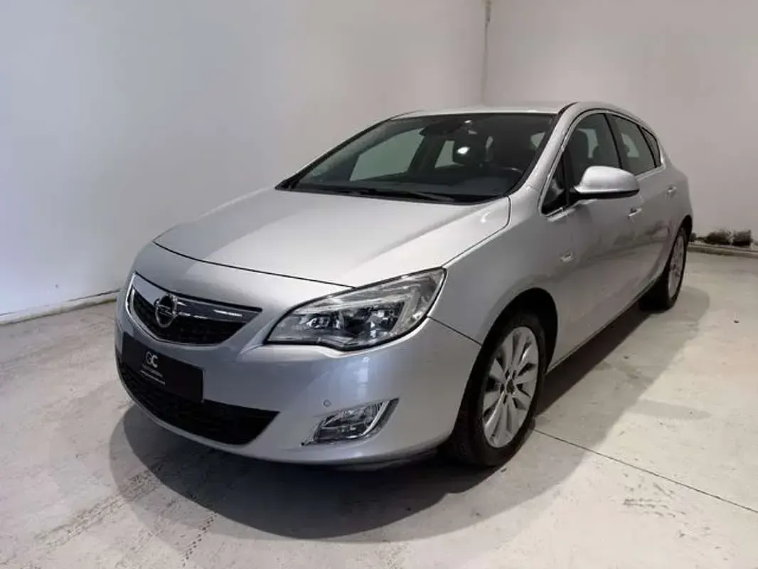 Usado Opel Astra Cosmo 140 CV (102 kW) 2010 Plateado Utilitario