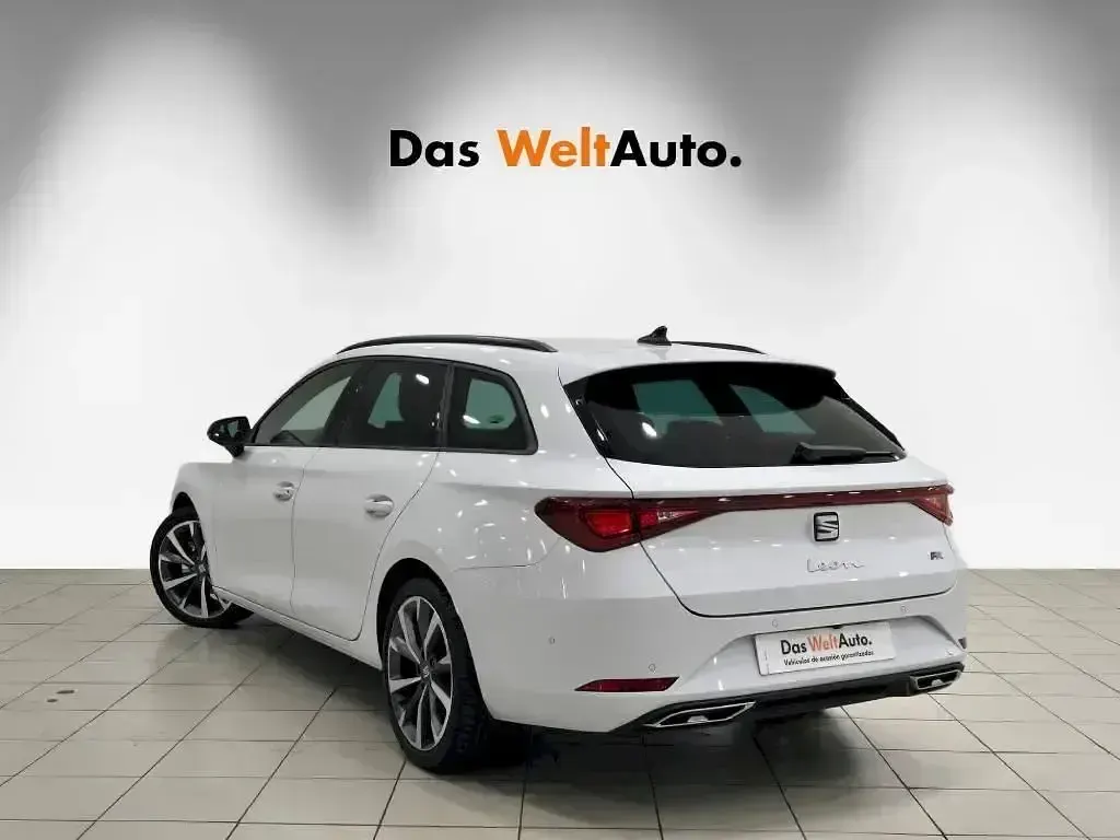 Usado Seat Leon FR 150 CV (110 kW) 2025 Blanco Familiar