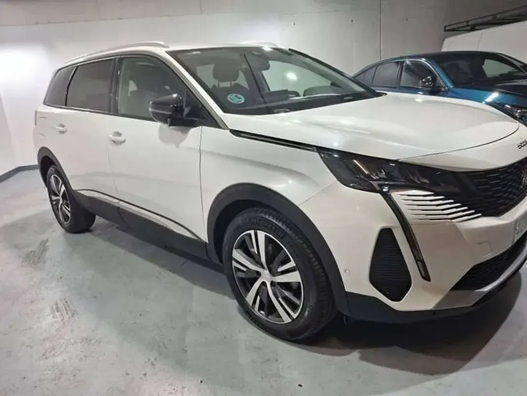 Usado Peugeot 5008 Allure 131 CV (96 kW) 2022 Blanco SUV