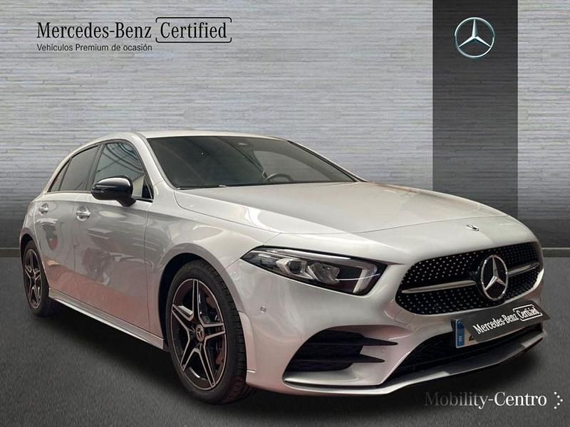 Usado Mercedes A180 AMG line 116 CV (85 kW) 2022 Iridiumsilver, metallic paint Berlina