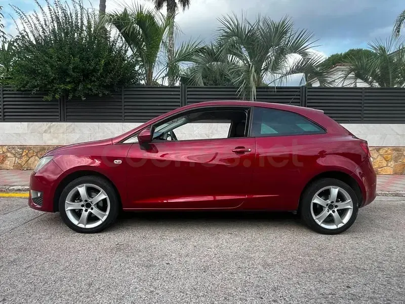 Usado Seat Ibiza SC Ecomotive 105 CV (77 kW) 2012 Granate Utilitario