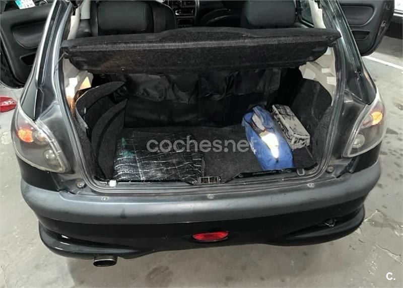 Usado Peugeot 206 90 CV (66 kW) 2002 Negro Berlina
