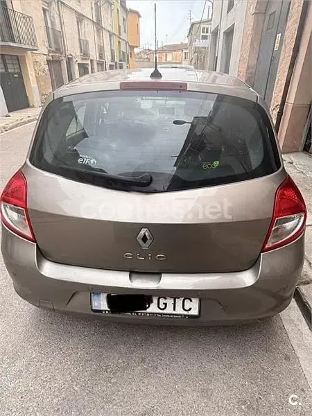 Usado Renault Clio II 85 CV (62 kW) 2010 Gris / plata Berlina