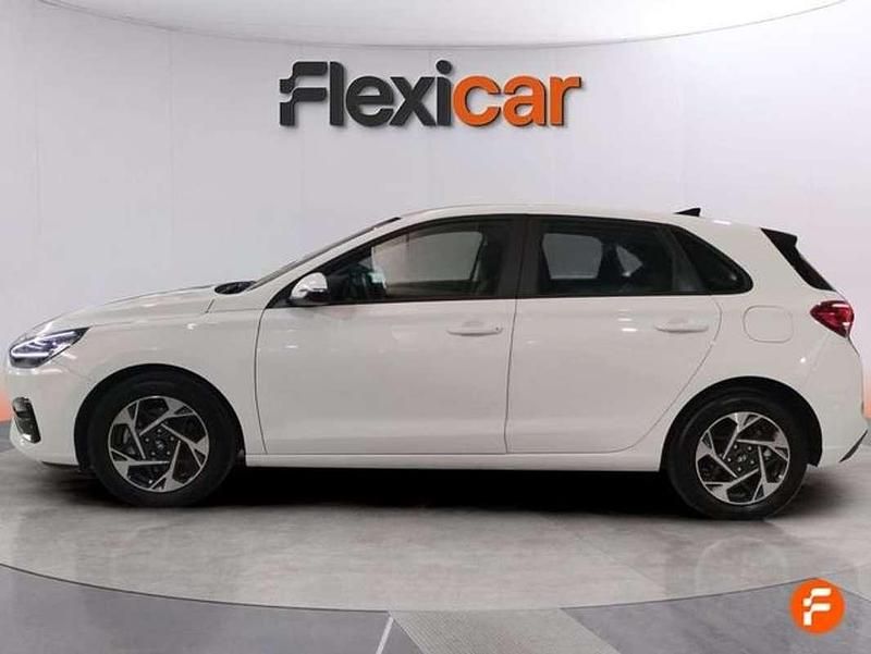 Usado Hyundai i30 121 CV (88 kW) 2024 Blanco Berlina