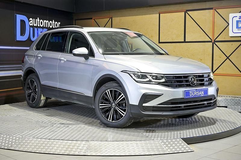 Usado VW Tiguan Life 150 CV (110 kW) 2023 Gris claro SUV