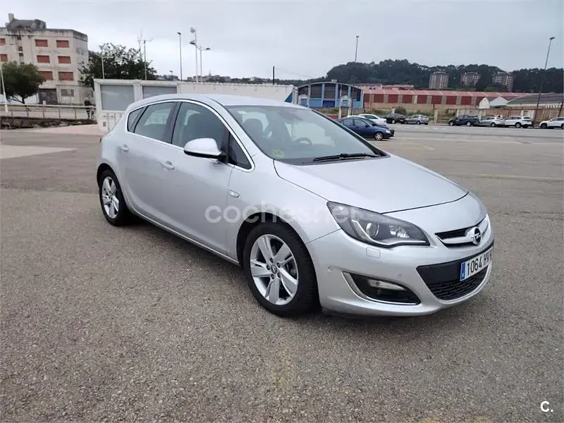 Usado Opel Astra Excellence 165 CV (121 kW) 2014 Gris / plata Berlina