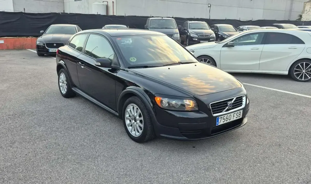Usado Volvo C30 Kinetic 109 CV (80 kW) 2007 Negro Utilitario