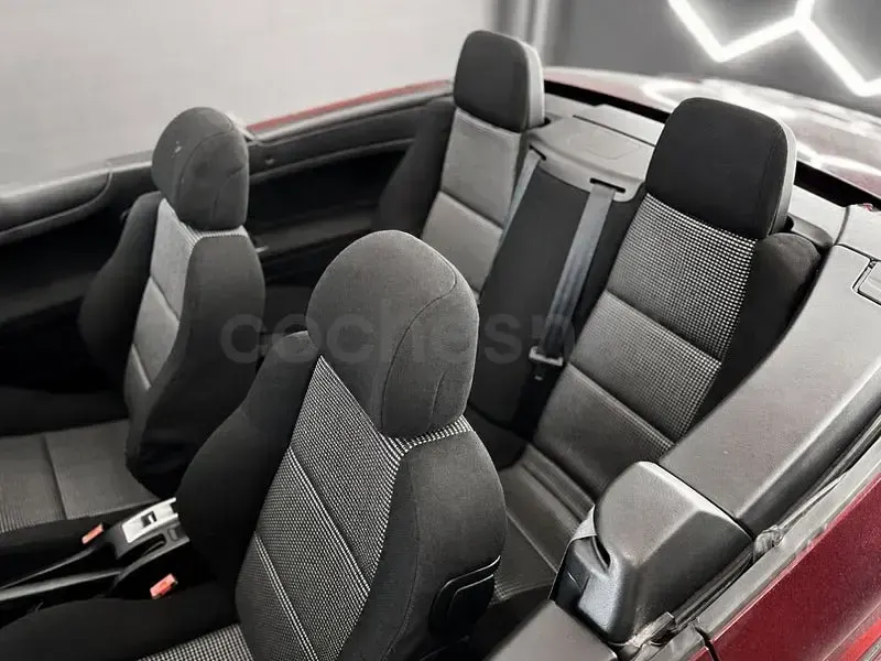 Usado Peugeot 307 CC 110 CV (80 kW) 2004 Granate Descapotable