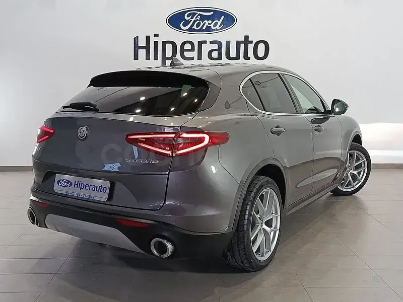 Usado Alfa Romeo Stelvio Executive 210 CV (154 kW) 2020 Gris / plata SUV