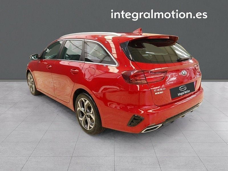 Usado Kia Ceed 141 CV (103 kW) 2022 Rojo Utilitario