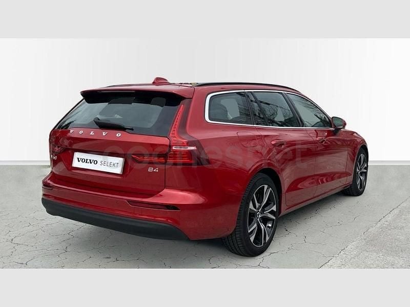 Usado Volvo V60 Core 197 HP (144 kW) 2025 Vermelho Carrinha