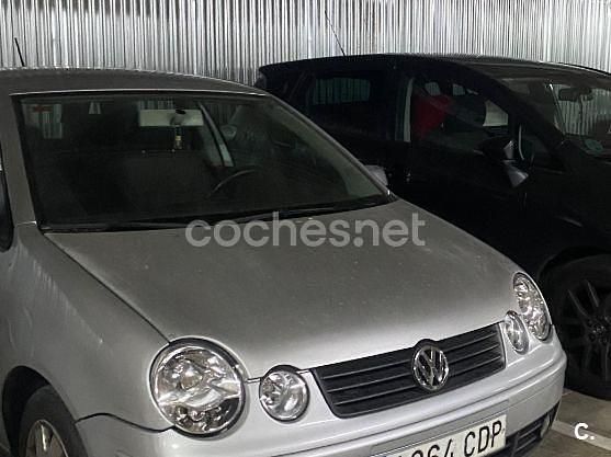 Gris / plata Usado 2003 VW Polo Trendline Berlina | 2500 € (Buen precio) - Imagen 1/4
