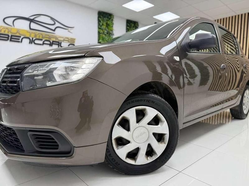 Usado Dacia Sandero Base 75 CV (55 kW) 2017 Marrón Utilitario