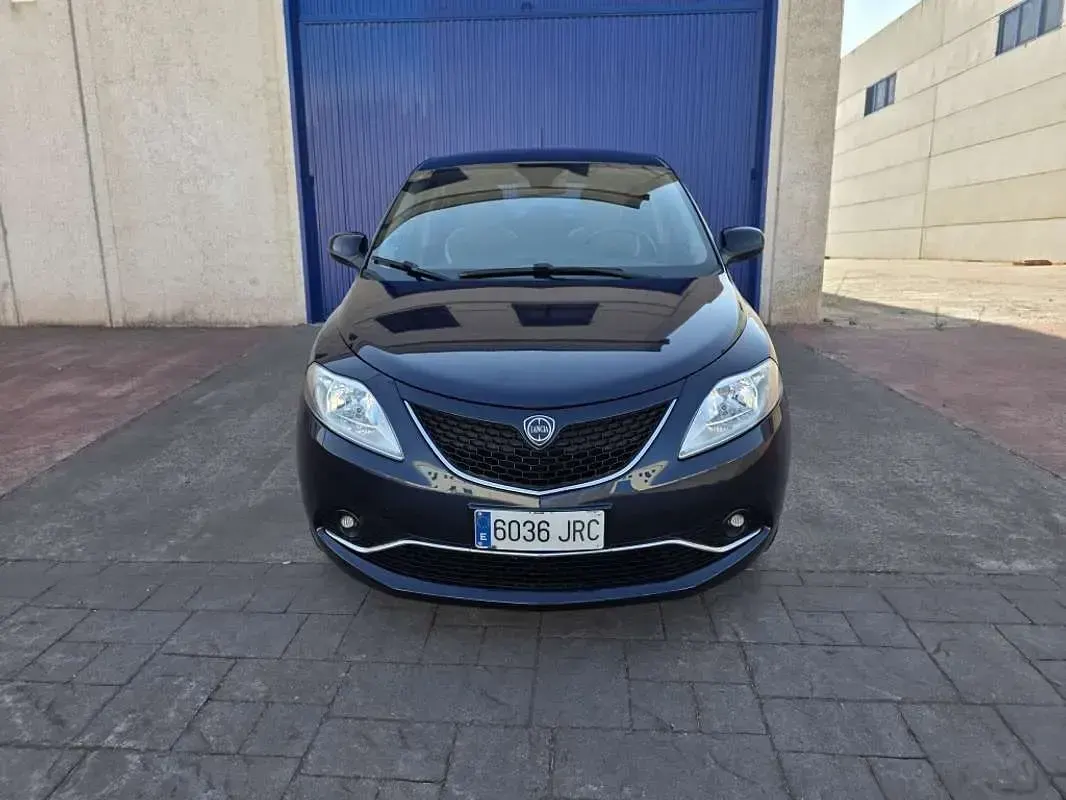 Usado Lancia Ypsilon 69 CV (50 kW) 2016 Azul Utilitario