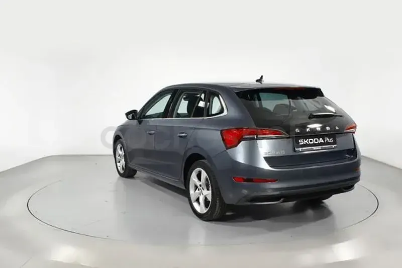 Usado Skoda Scala Ambition 110 CV (80 kW) 2021 Gris / plata Utilitario