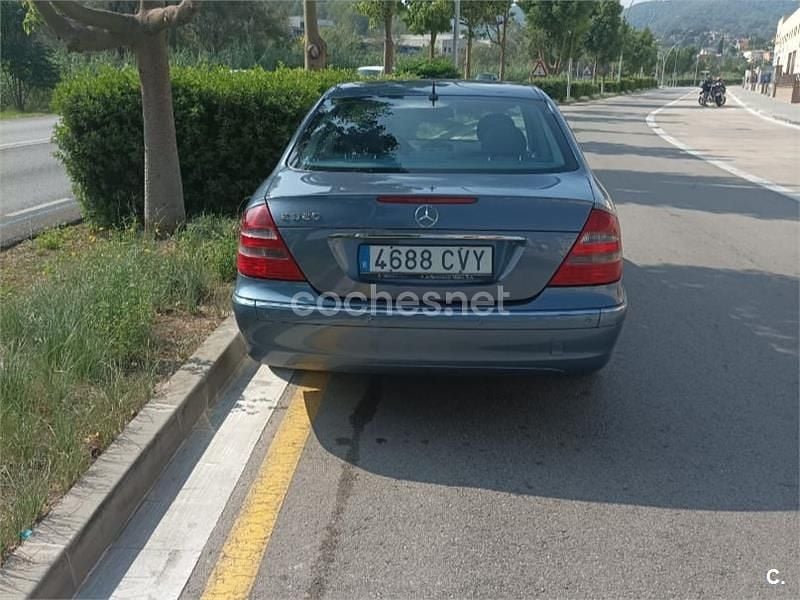 Usado Mercedes E320 Elegance 224 CV (164 kW) 2004 Azul Berlina