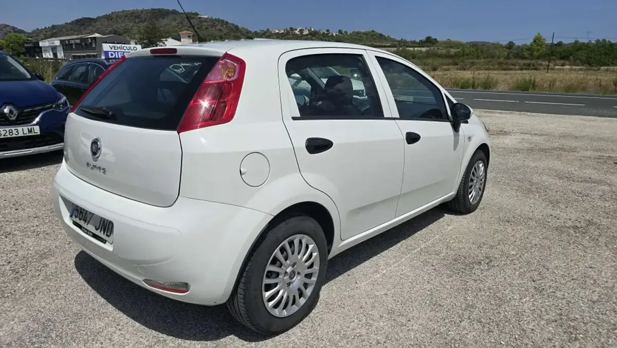Usado Fiat Punto Pop 77 CV (56 kW) 2016 Blanco Utilitario