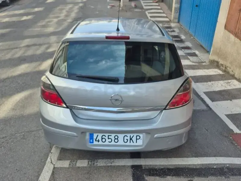 Usado Opel Astra Energy 115 CV (84 kW) 2009 Gris / plata Berlina