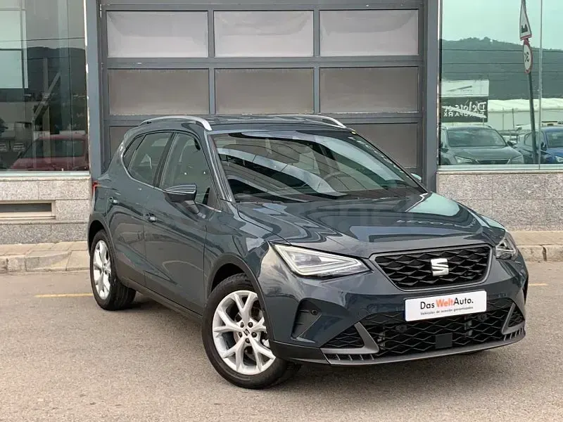 Usado Seat Arona FR 150 CV (110 kW) 2025 Gris / plata SUV