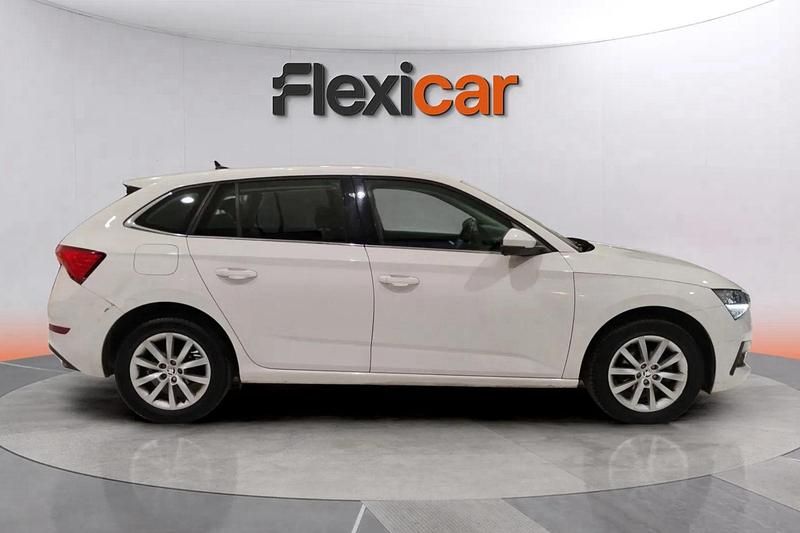 Usado Skoda Scala Ambition 110 CV (80 kW) 2021 Blanco Utilitario