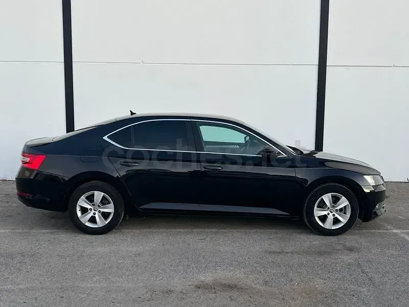 Usado Skoda Superb Active 150 CV (110 kW) 2018 Blanco Berlina