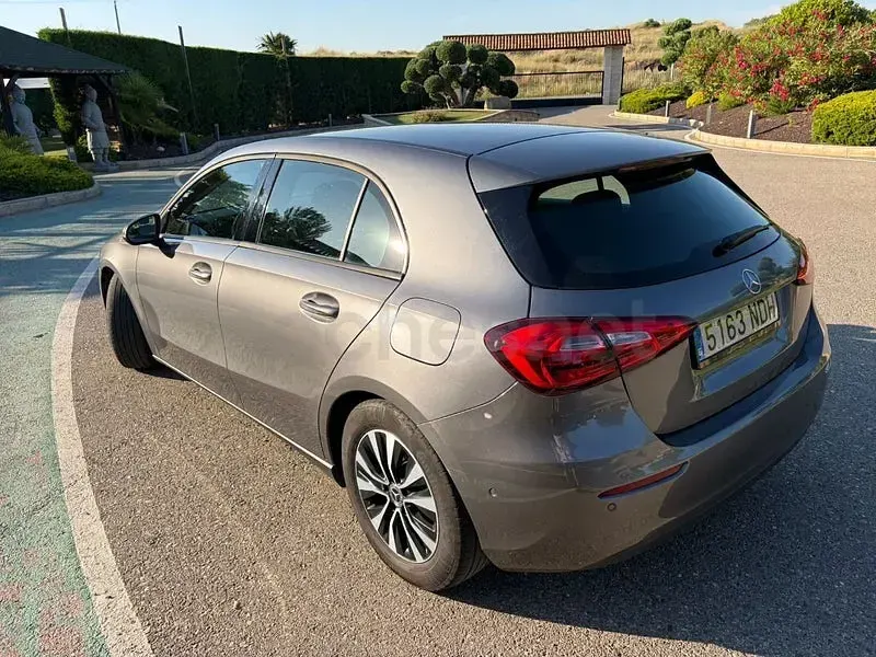 Usado Mercedes A180 116 CV (85 kW) 2021 Gris / plata Berlina
