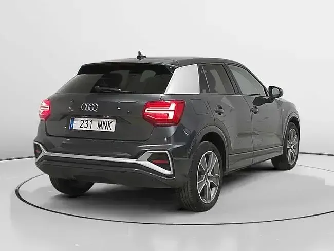Usado Audi Q2 S-Line 116 CV (85 kW) 2024 Gris / plata SUV