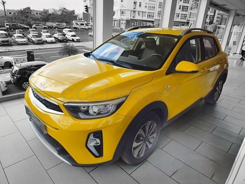 Usado Kia Stonic 100 CV (73 kW) 2022 Amarillo SUV