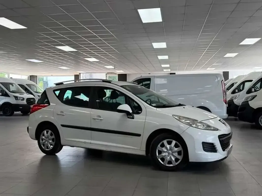 Usado Peugeot 207 90 CV (66 kW) 2010 Blanco Familiar