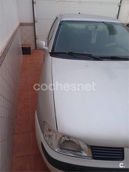 Usado Seat Ibiza 68 CV (50 kW) 2001 Gris / plata Utilitario