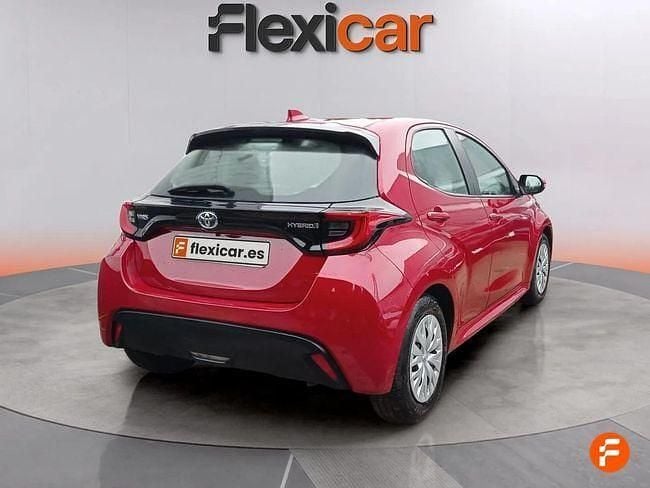 Usado Toyota Yaris Hybrid Active 116 CV (85 kW) 2023 Rojo