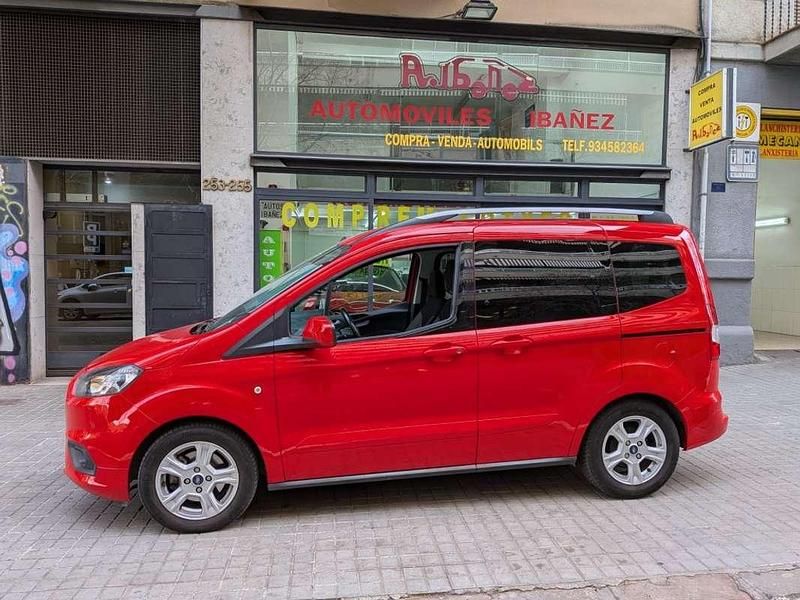 Usado Ford Tourneo Courier Trend 102 CV (75 kW) 2018 Rojo Monovolumen