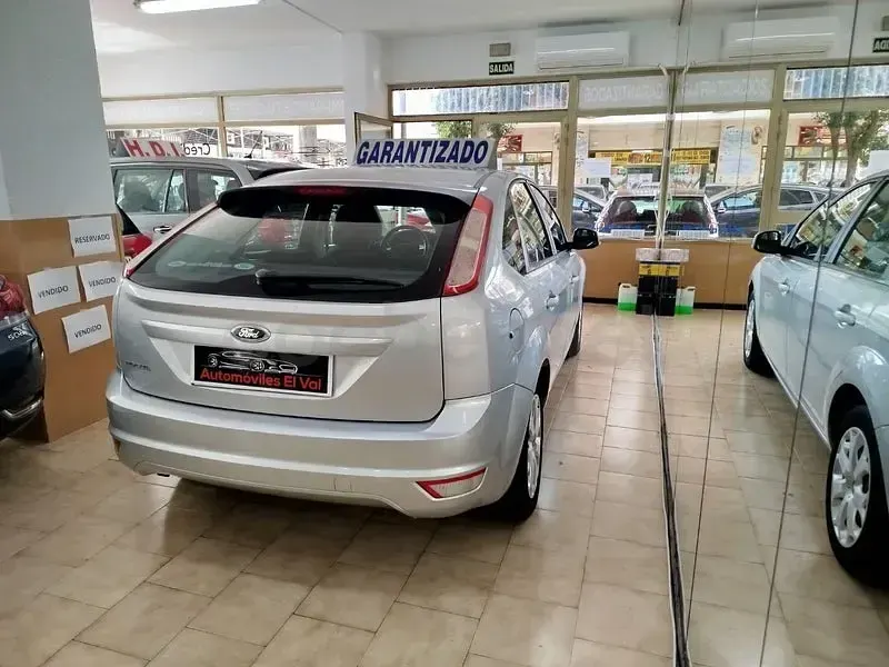 Usado Ford Focus Trend 100 CV (73 kW) 2011 Gris / plata Berlina