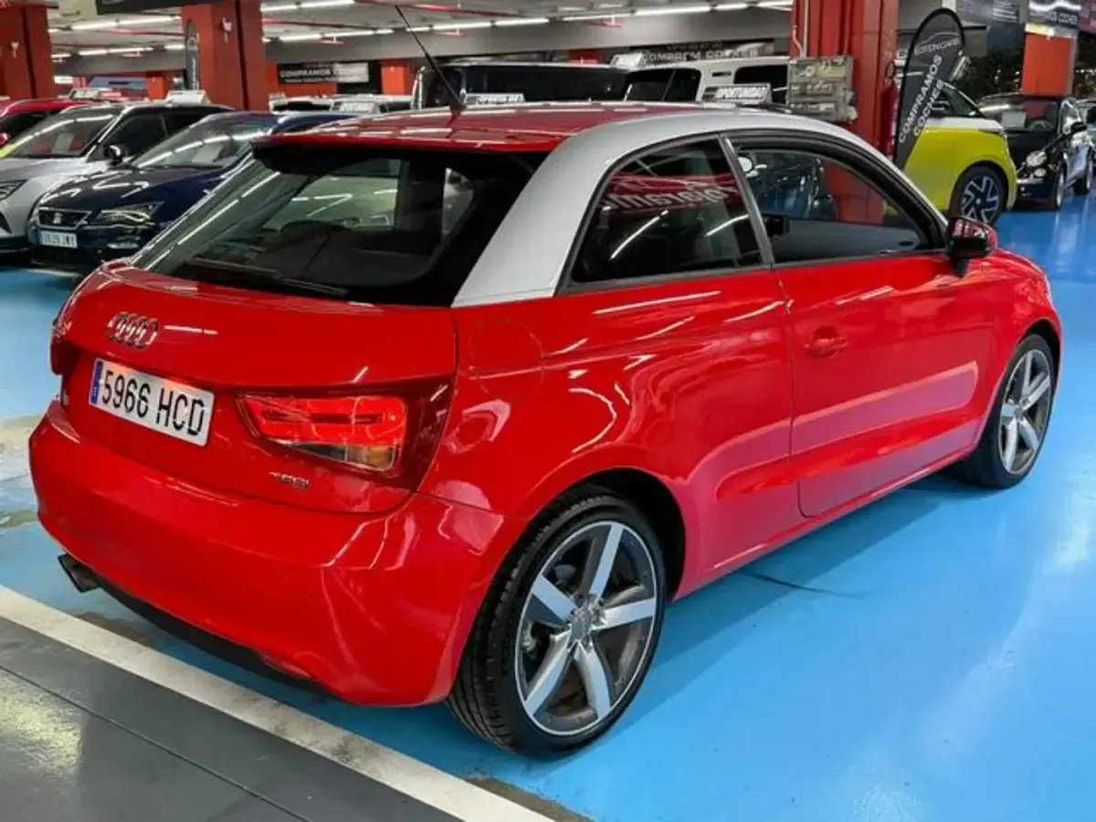 Usado Audi A1 Attraction 122 CV (89 kW) 2011 Rojo Utilitario