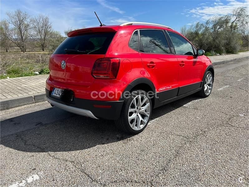 Usado VW Polo Cross 90 CV (66 kW) 2015 Rojo Utilitario