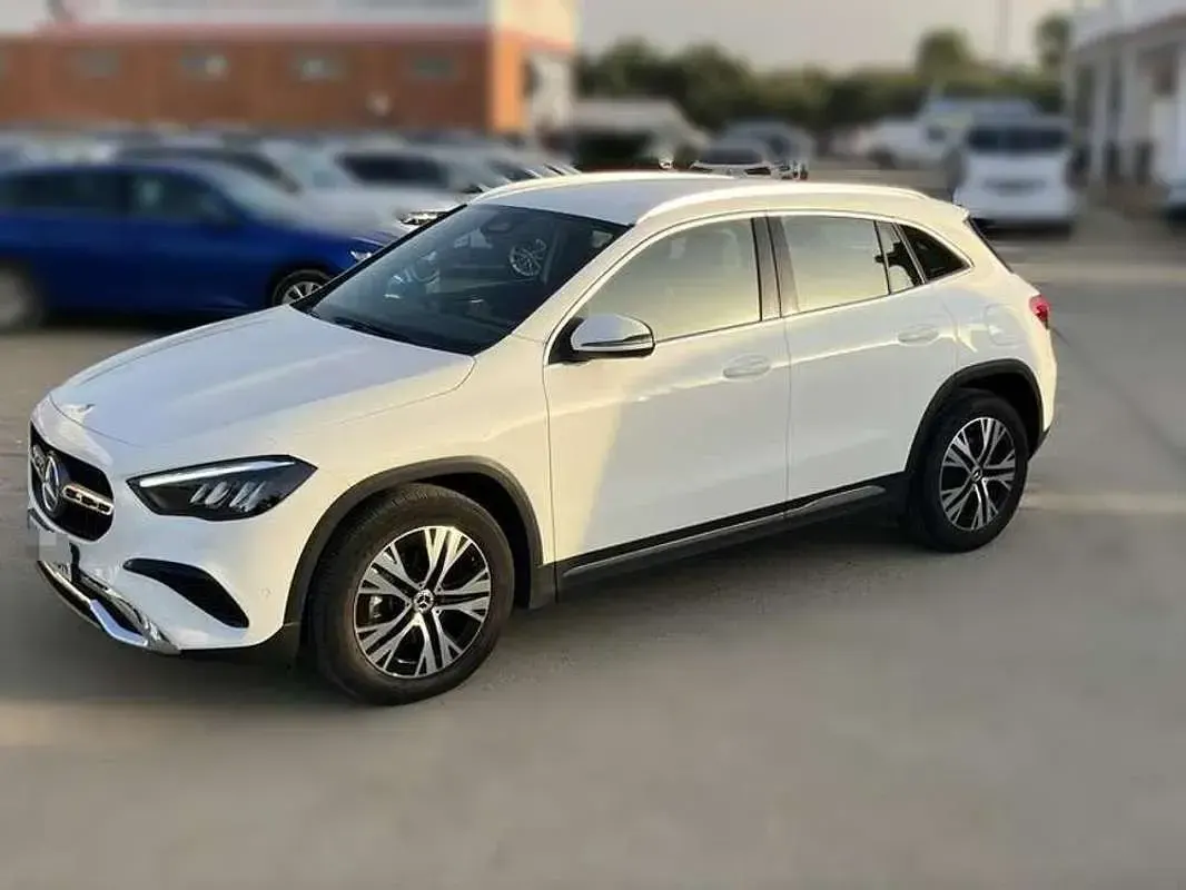 Usado Mercedes GLA200 150 CV (110 kW) 2025 Blanco SUV