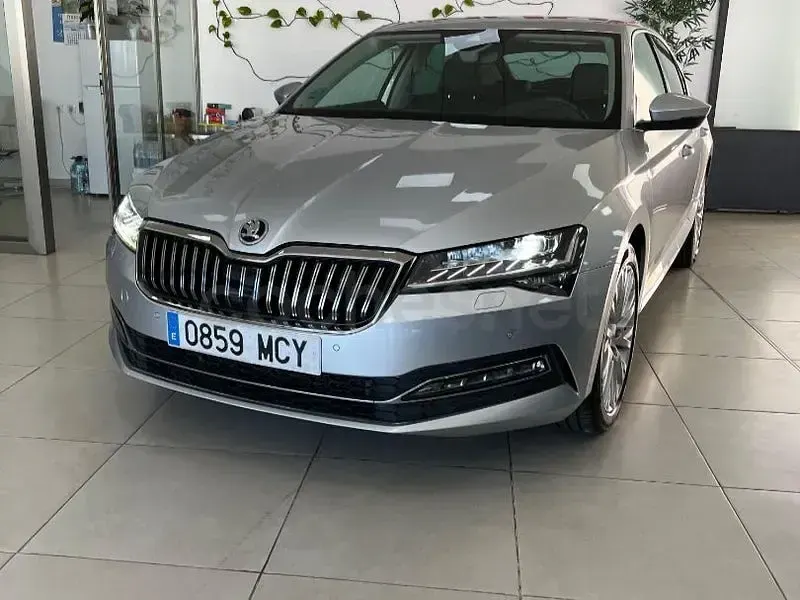 Usado Skoda Superb Active 150 CV (110 kW) 2022 Gris / plata Berlina
