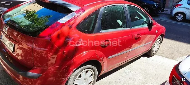 Usado Ford Focus Trend 100 CV (73 kW) 2007 Rojo Berlina