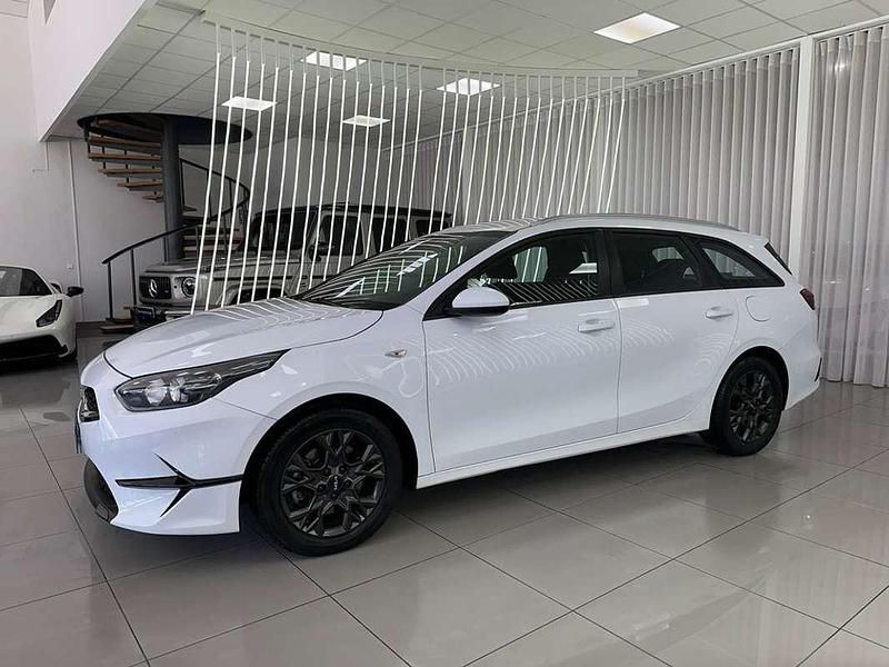 Begagnad Kia Ceed 120 HK (88 kW) 2022 Vit Halvkombi