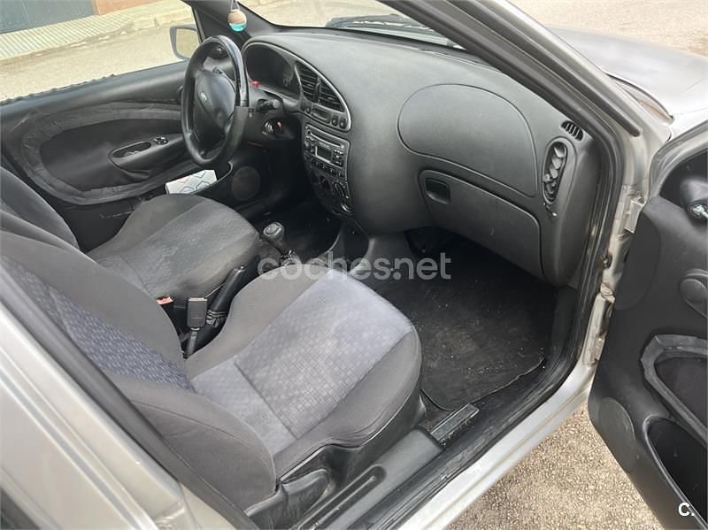 Usado Ford Fiesta Trend 60 CV (44 kW) 2002 Gris / plata Berlina