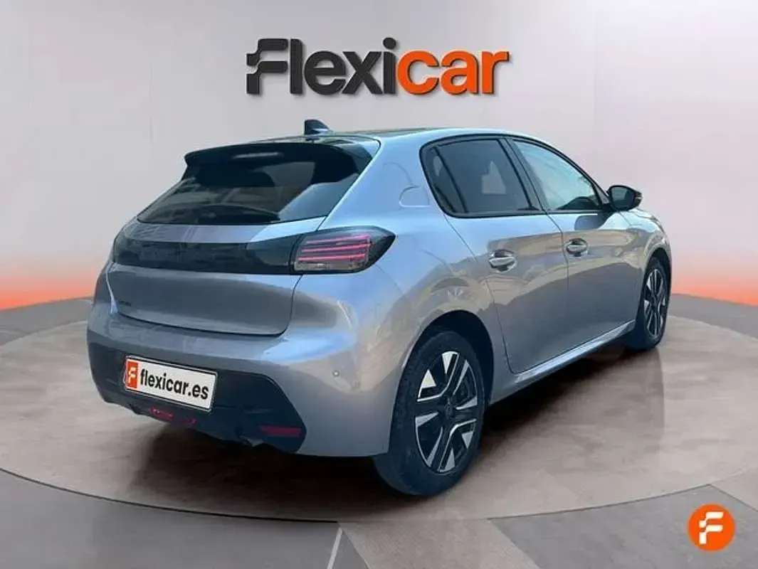 Usado Peugeot 208 Allure 101 CV (74 kW) 2025 Gris Utilitario