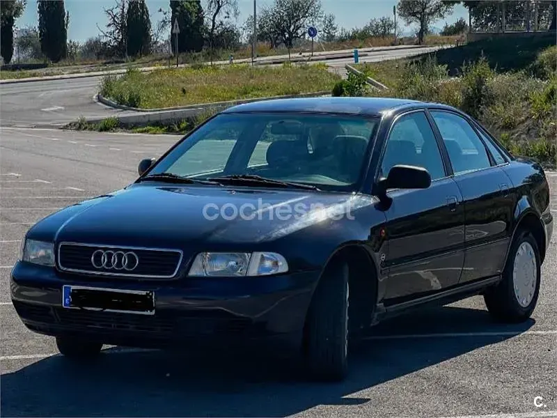 Usado Audi A4 125 CV (91 kW) 1997 Negro Berlina