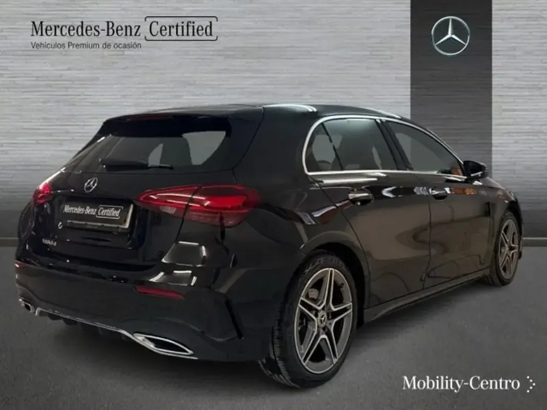 Usado Mercedes A180 AMG line 116 CV (85 kW) 2024 Negro noche Berlina